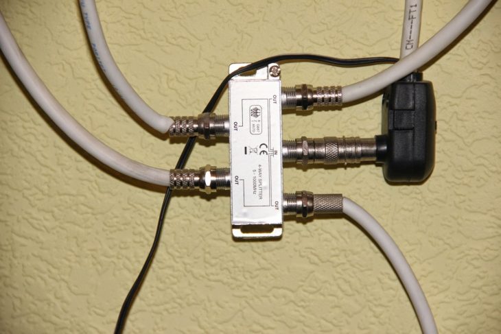 Как подключить антенный кабель?